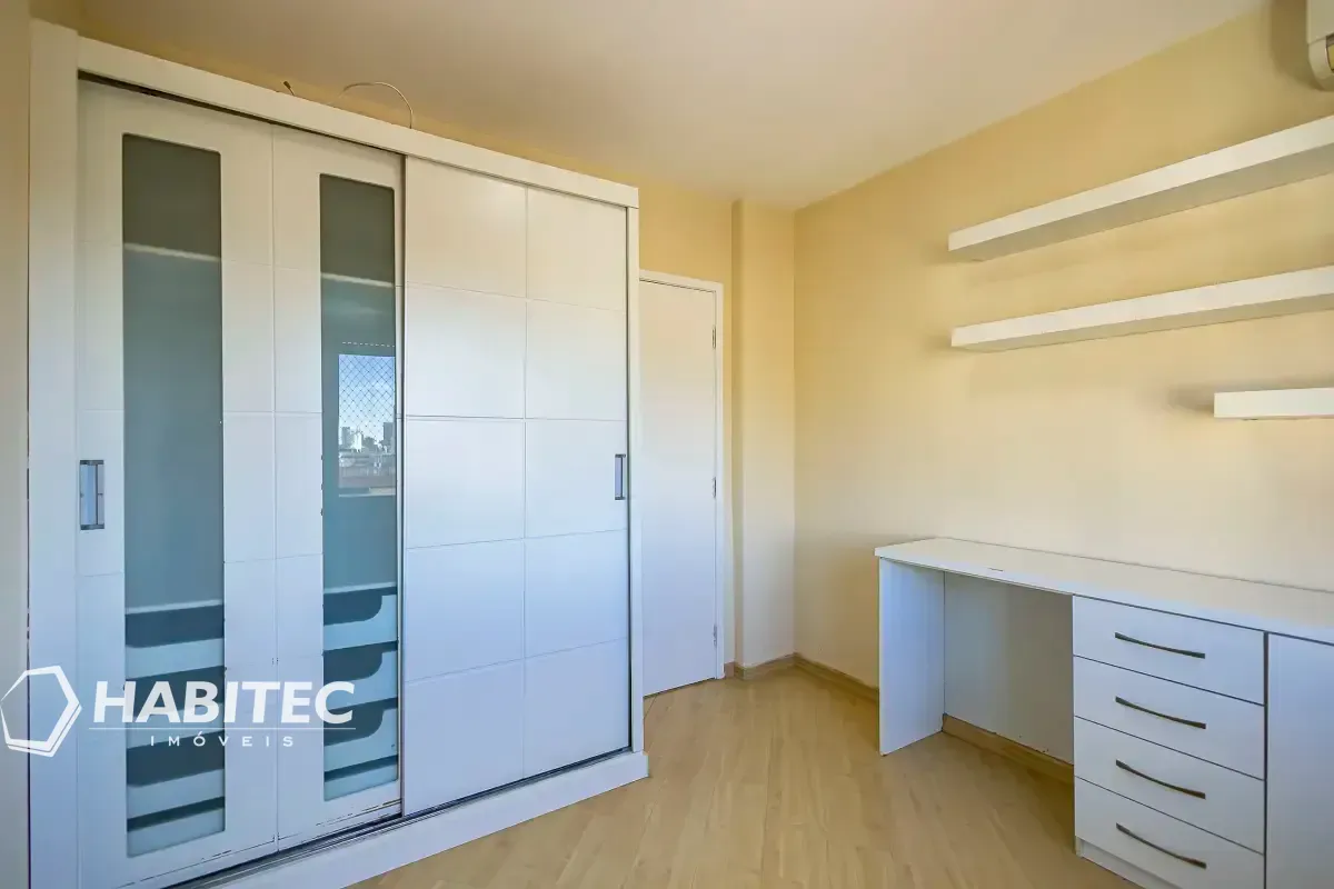 4-bedroom apartment with 2 bathrooms and a balcony — photo 23