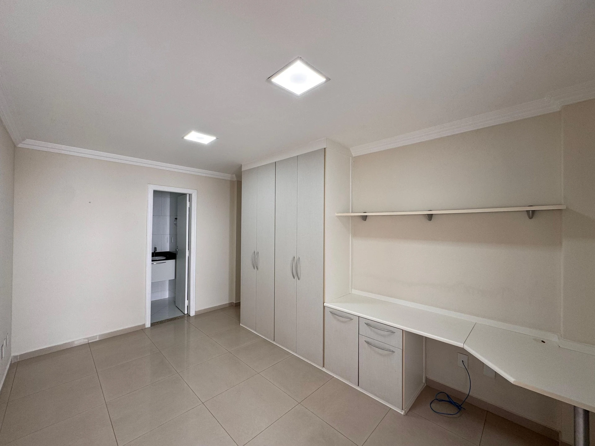Unfurnished 3-bedroom apartment with a glassed balcony — photo 4