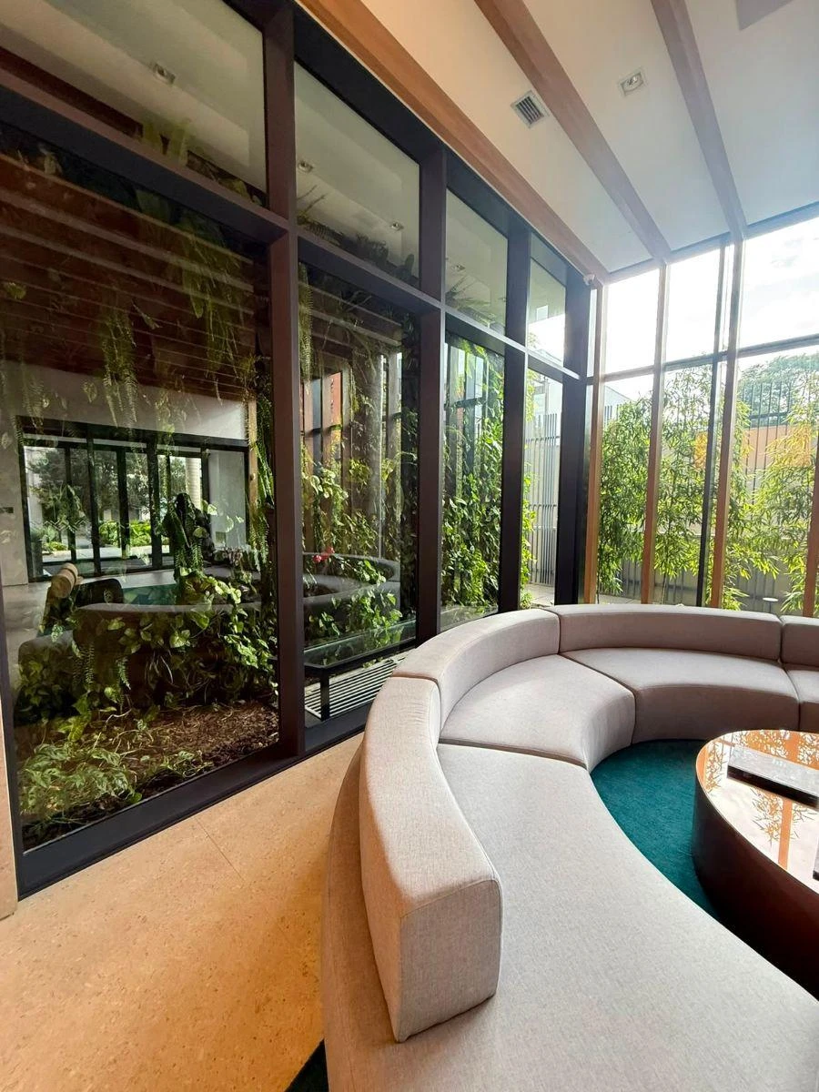 Furnished apartment, 53 m², with floor-to-ceiling windows — photo 21