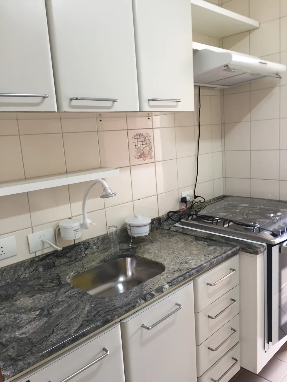 Apartamento mobiliado com 3 quartos e cozinha fechada