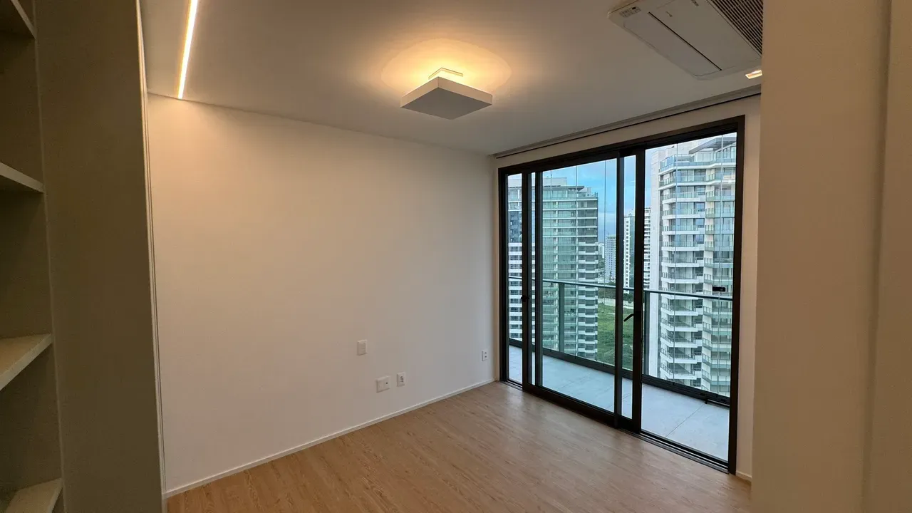 Apartment with 4 bedrooms, 5 bathrooms and enclosed balcony — photo 34