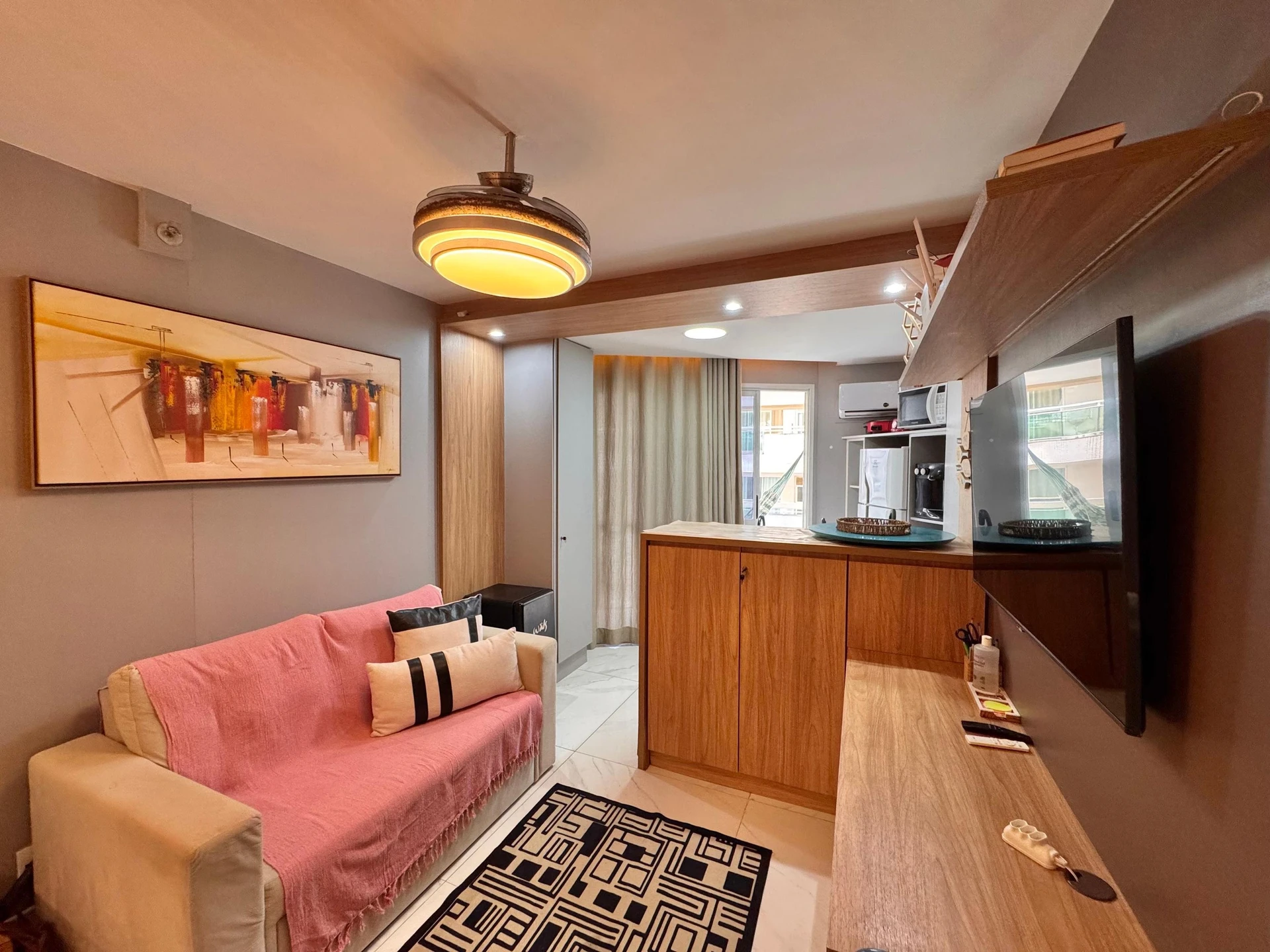 Furnished 1-bedroom apartment with a glass balcony — photo 11