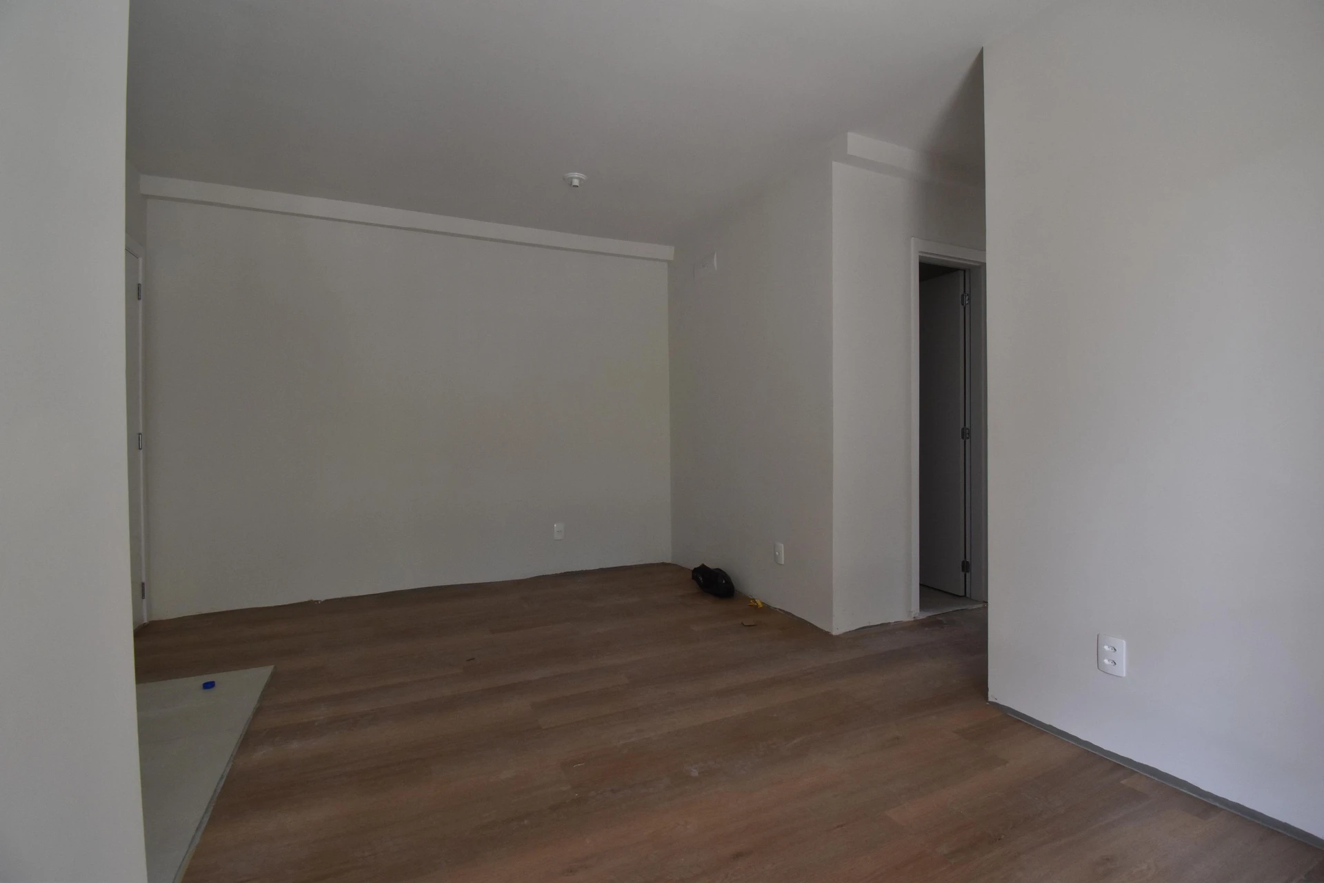 Balcony with a grill in a 3-bedroom apartment, 64 m² — photo 47