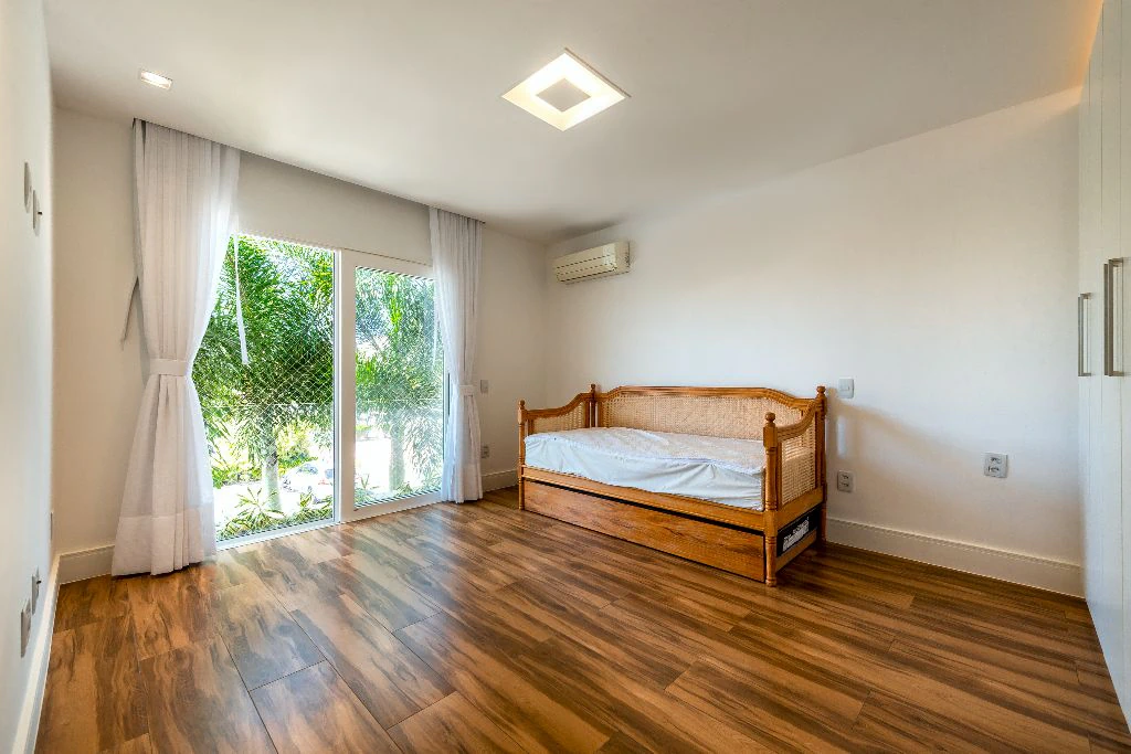680 m² house with 4 en-suite bedrooms and 7 bathrooms — photo 8