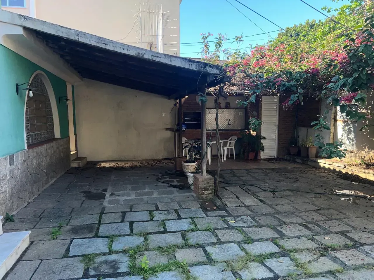 Casa com 4 quartos e cozinha fechada com armários — photo 15