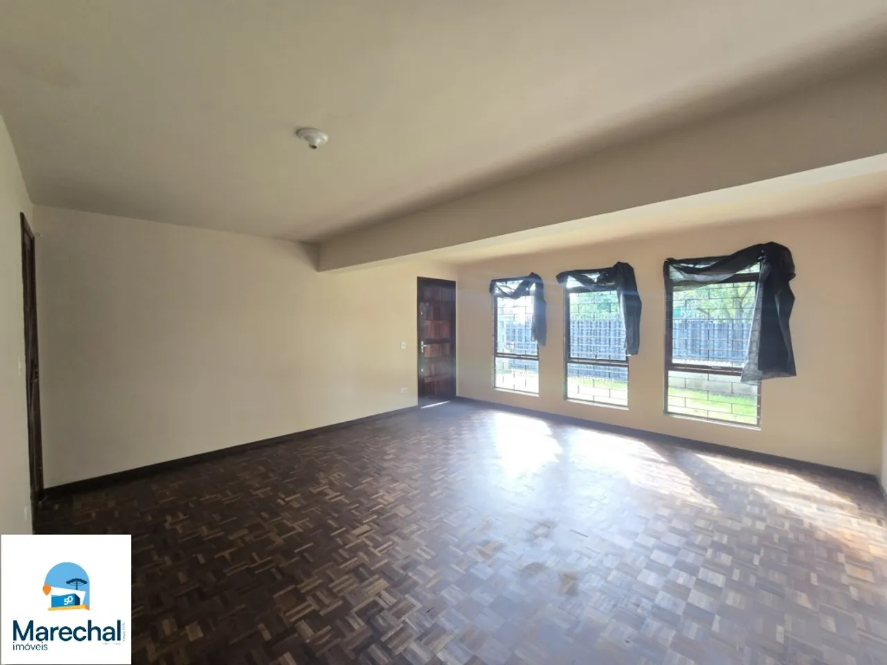 House with 3 bedrooms, 1 en-suite and 4 parking spots — photo 4