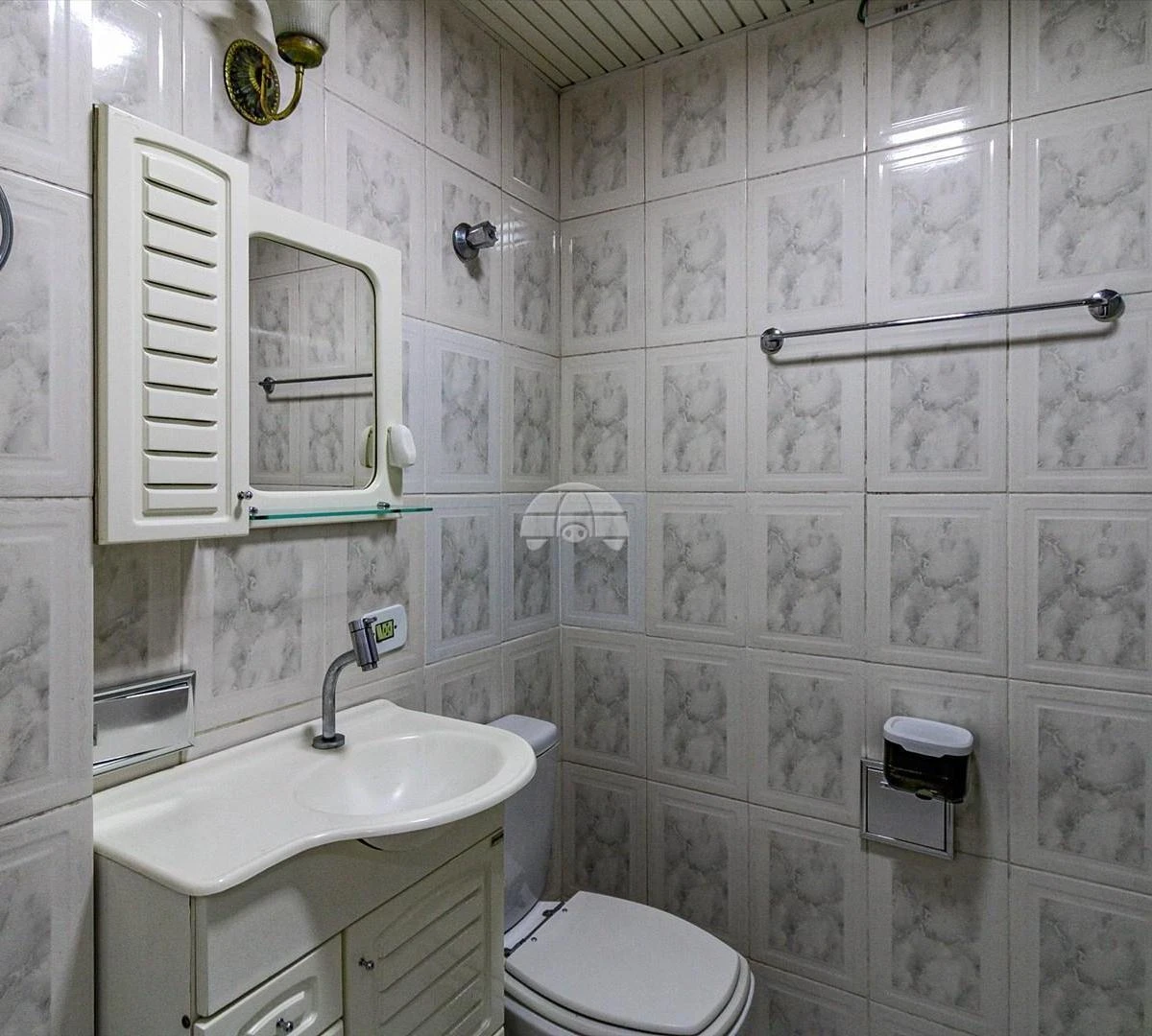 3-bedroom apartment with wood or laminate floors — photo 11