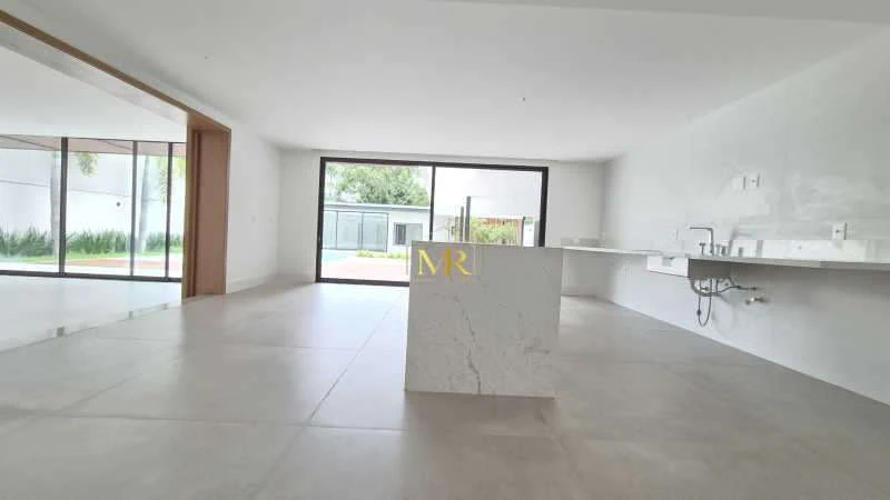 Triplex house with 6 en-suite bedrooms and 9 bathrooms — photo 9