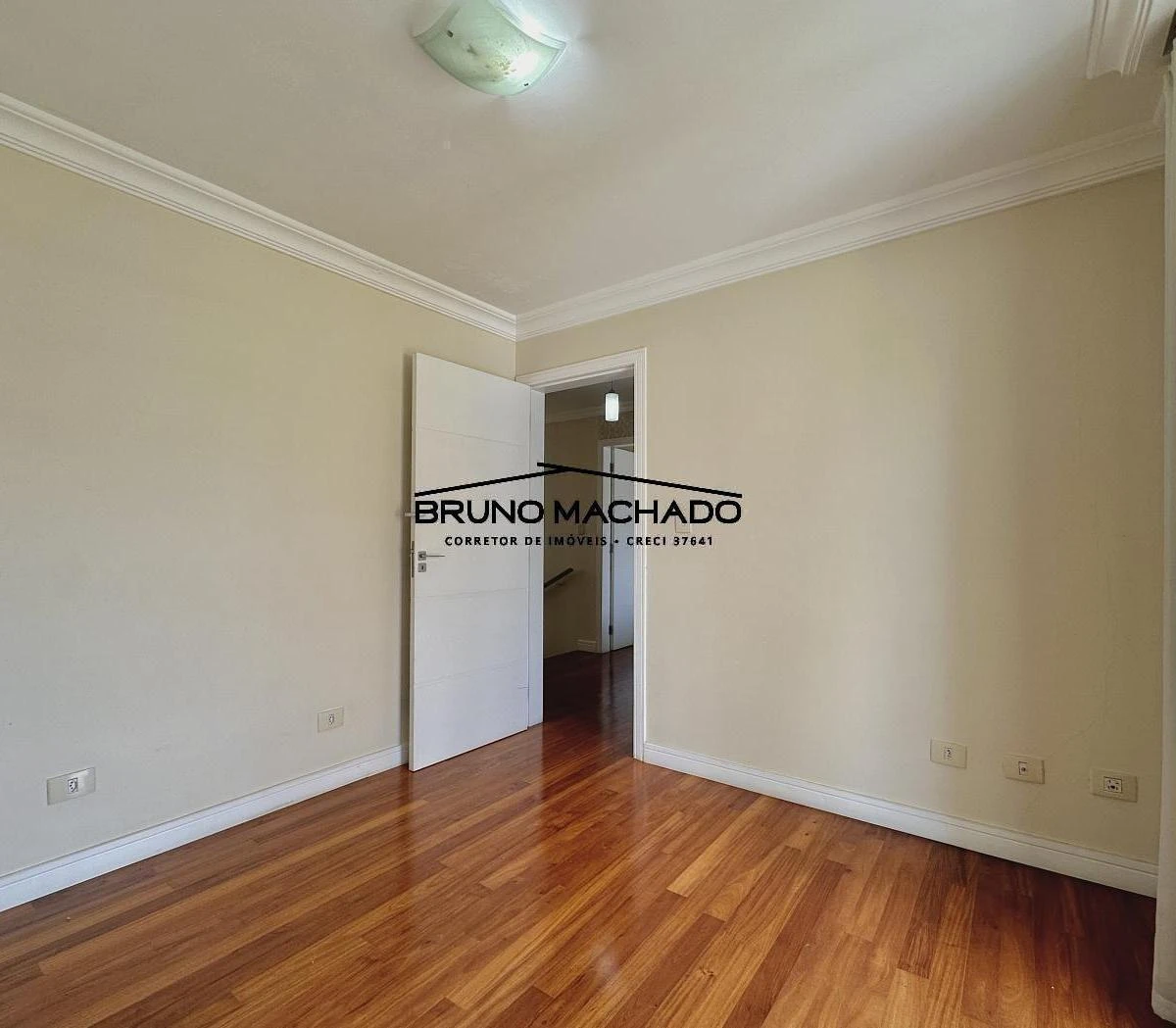 3-bedroom house with a walk-in closet in Curitiba — photo 34