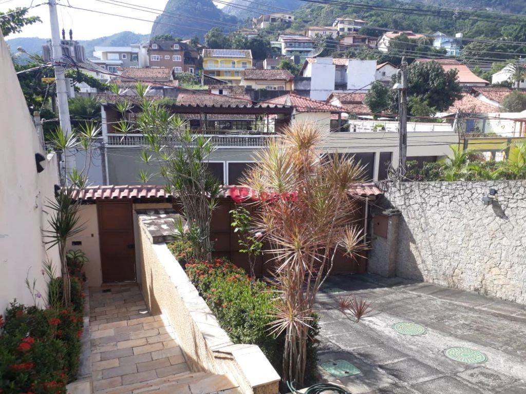 Mountain view in a 4-bedroom house, 431 m² — photo 21
