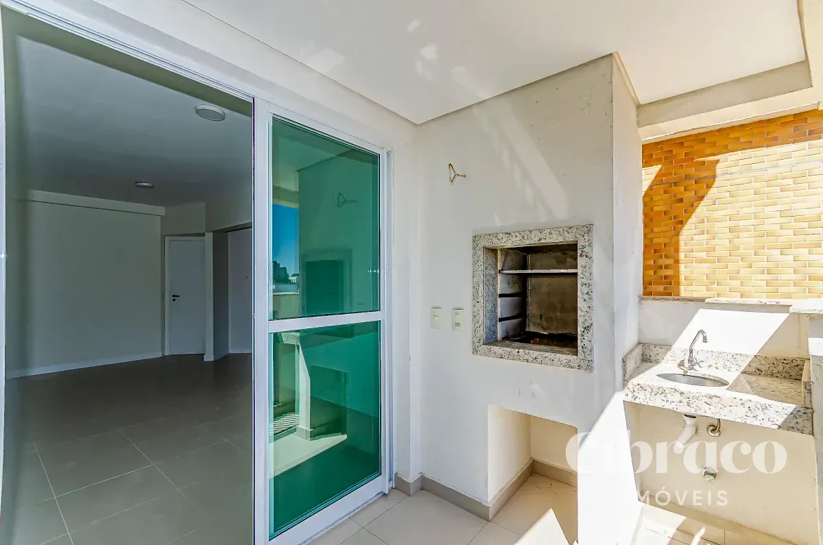 Balcony with a grill in a 2-bedroom apartment, 71 m² — photo 35
