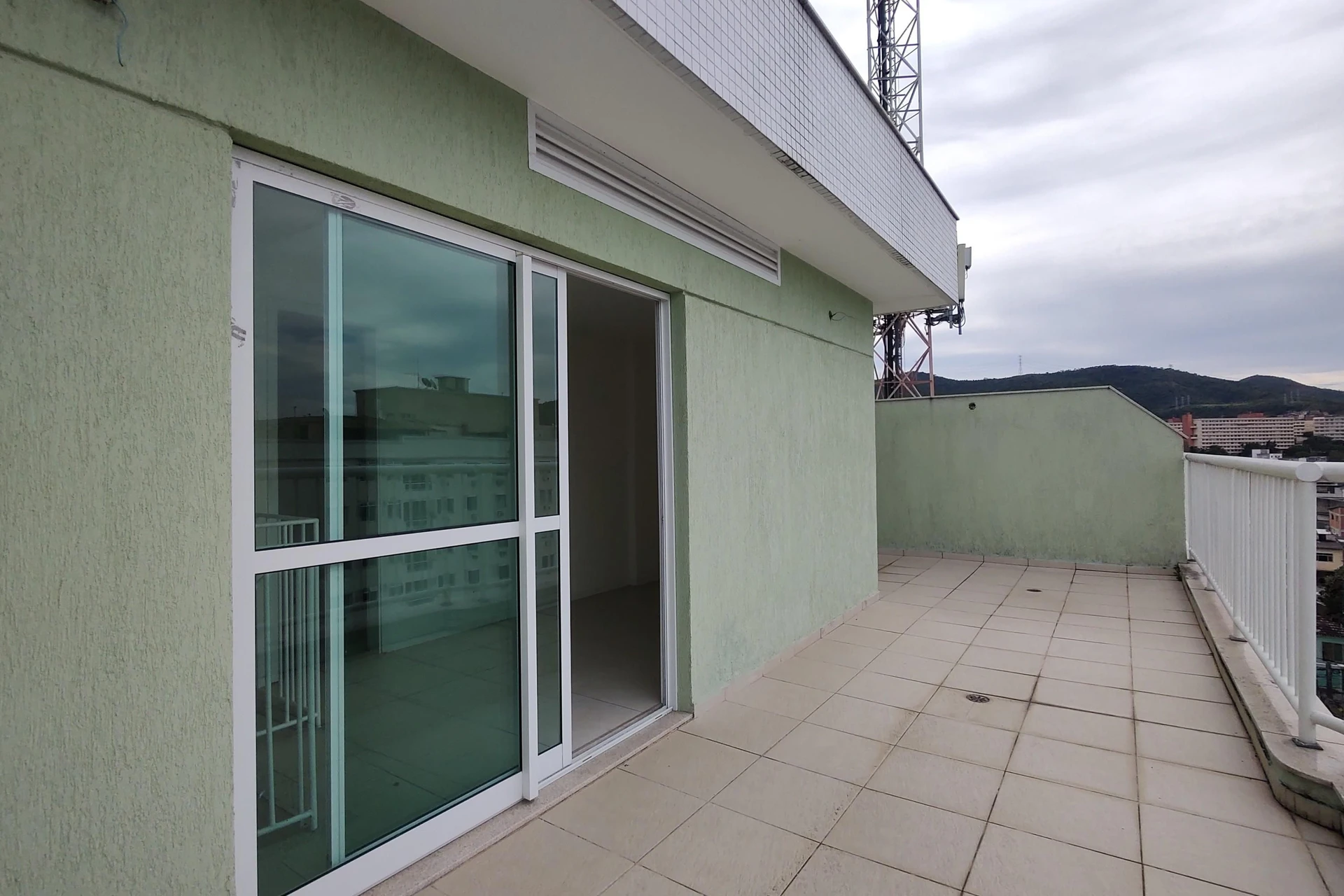 Apartment with 2 bedrooms, balcony and 1 parking space — photo 4