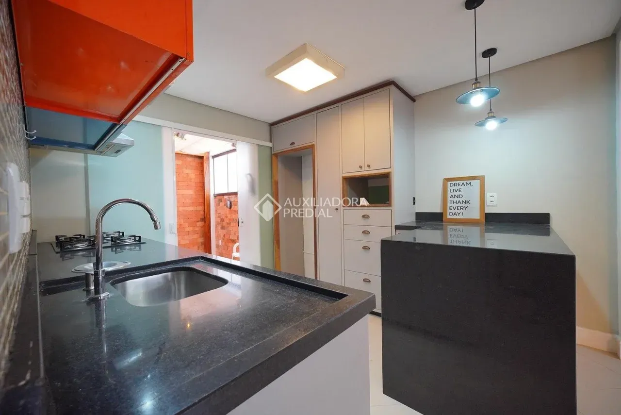 Walk-in closet in a 3-bedroom house, 140 m² — photo 3