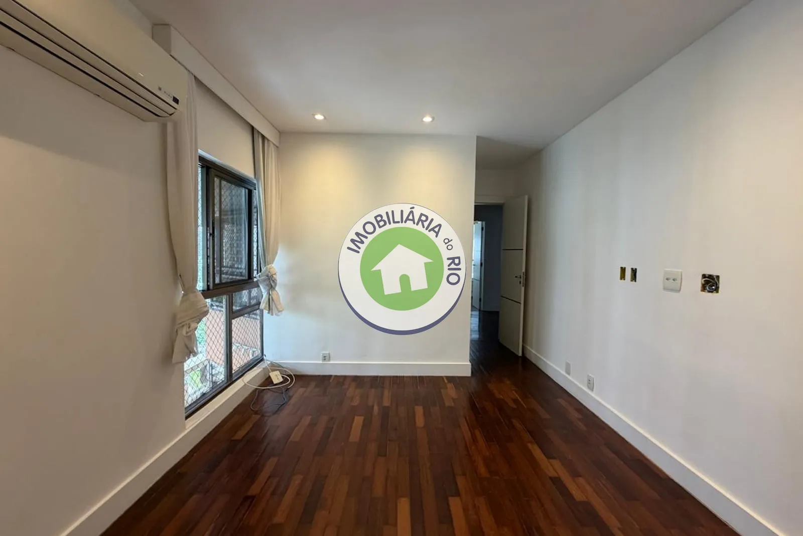 Apartment with 4 bedrooms and 5 bathrooms — photo 19