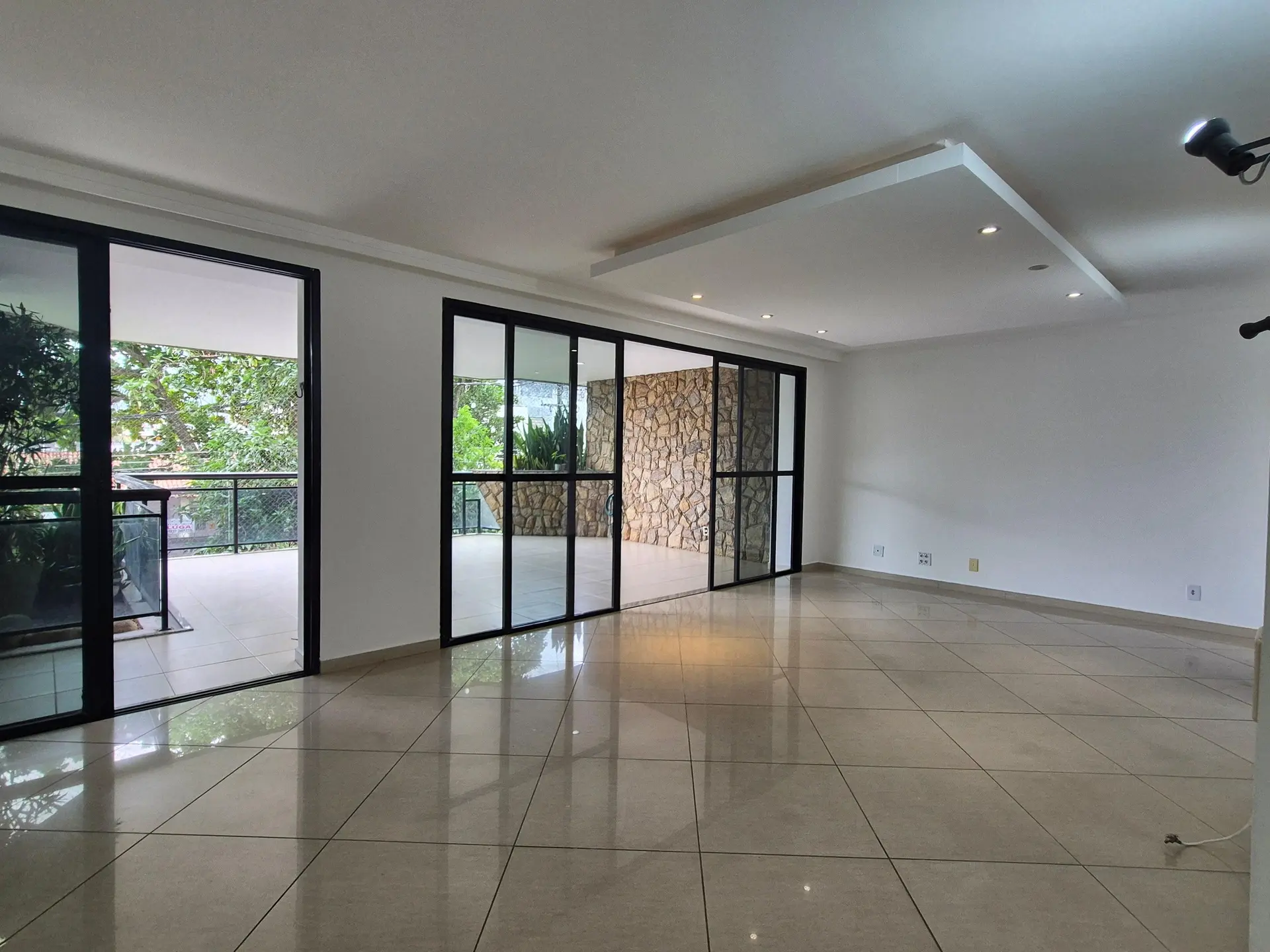 4-bedroom apartment with 3 bathrooms and a balcony — photo 17