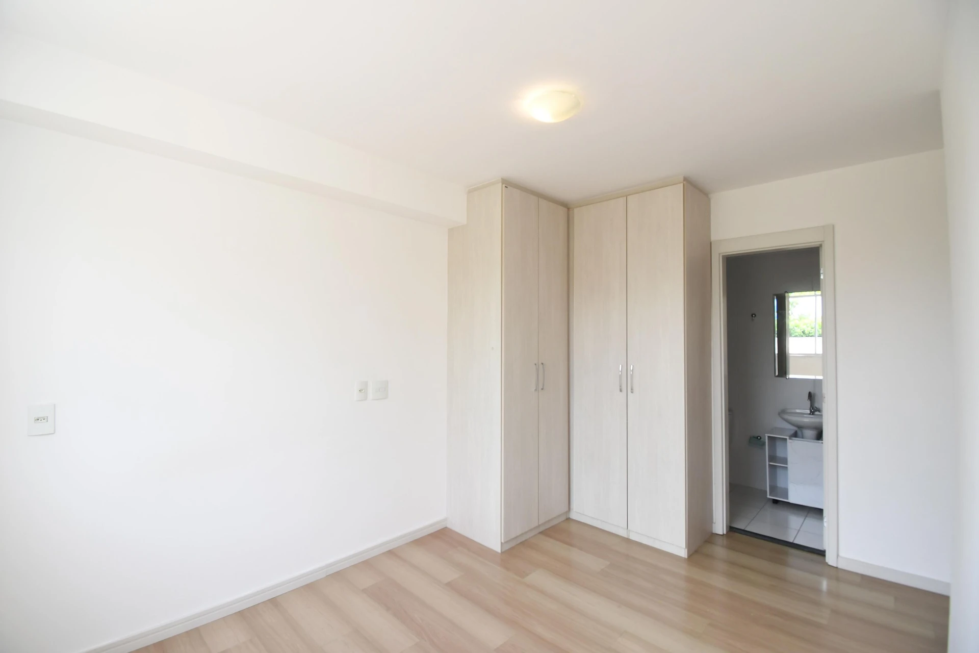 2-bedroom apartment with wood or laminate floors — photo 4