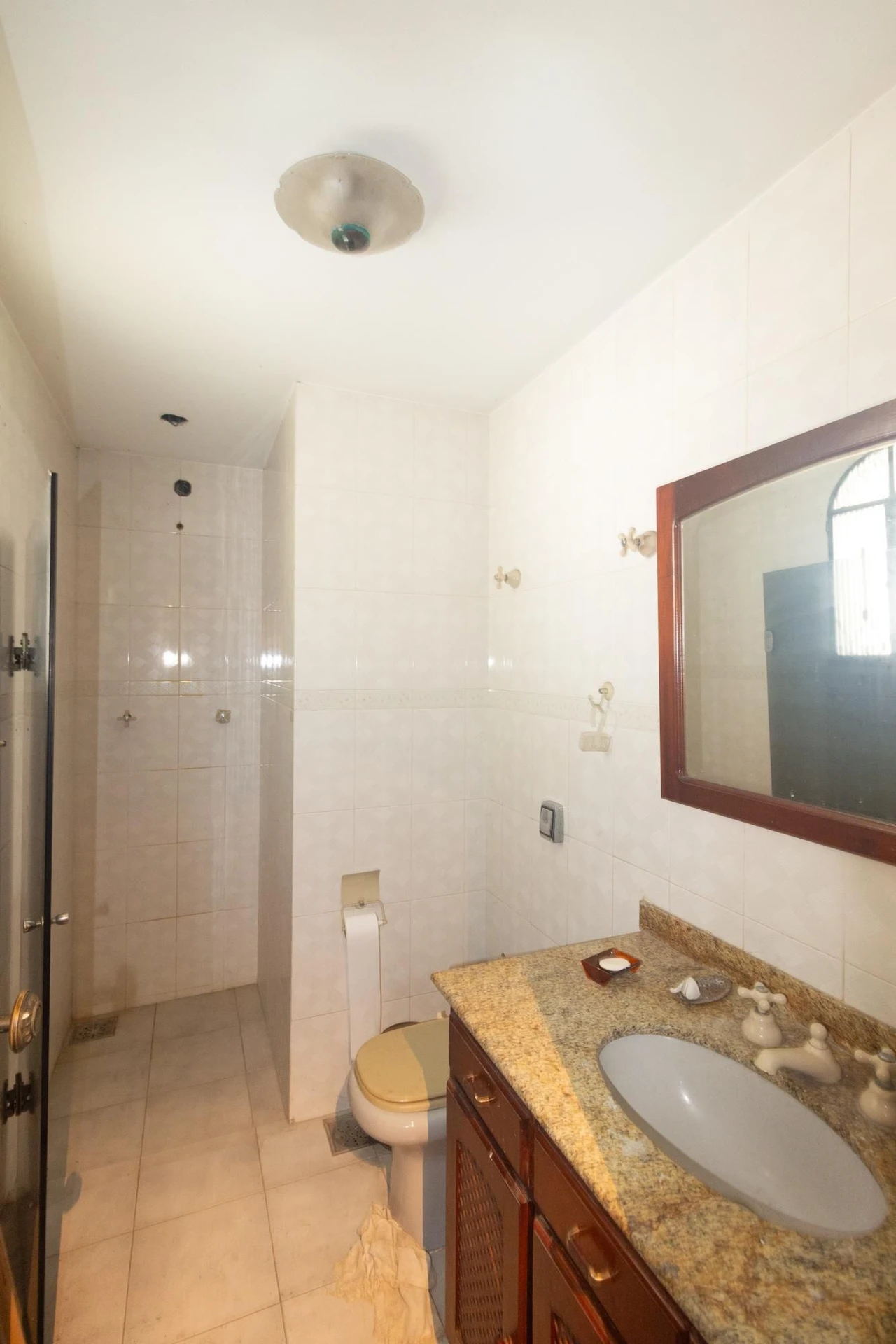 Bathtub in a 5-bedroom house, 626 m² — photo 79