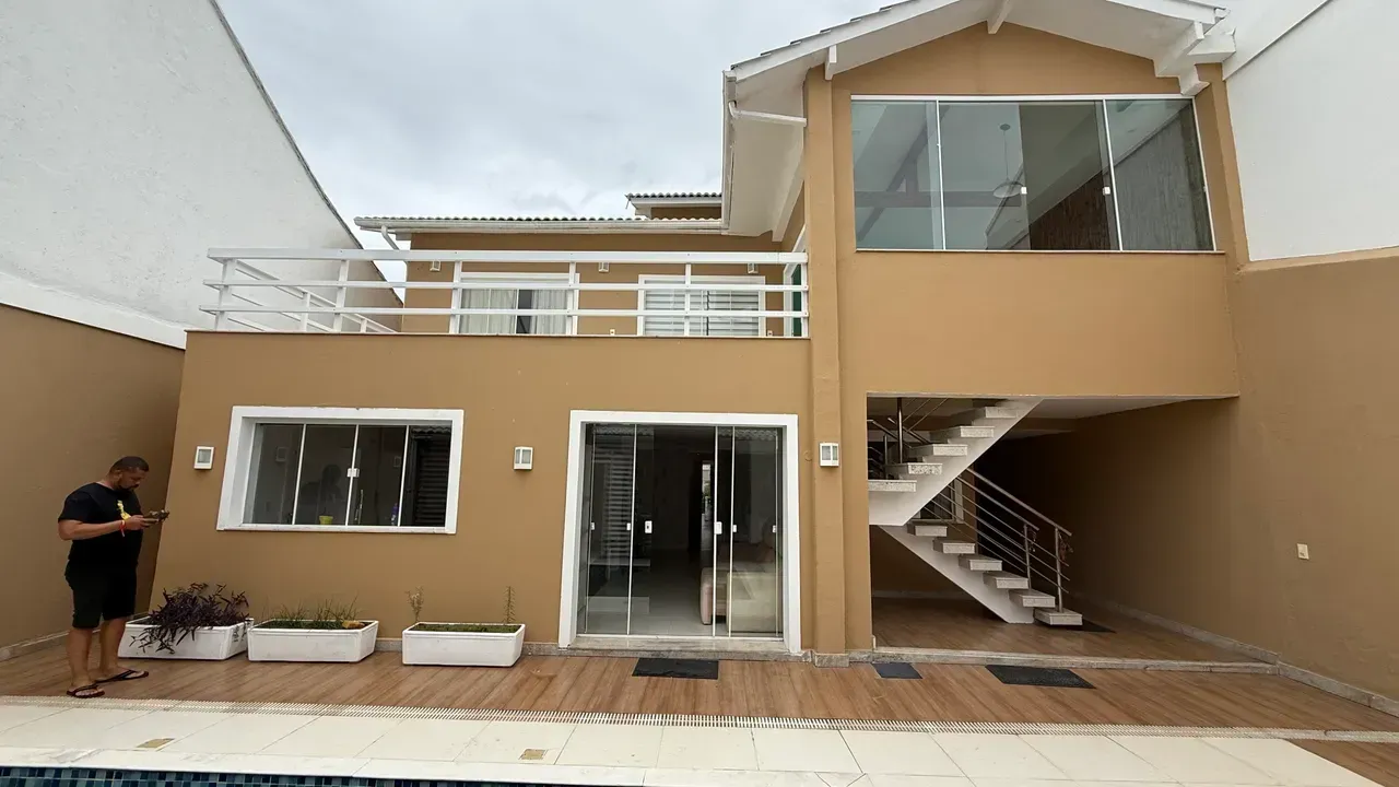 Casa mobiliada 680 m² com 6 suítes e 10 banheiros