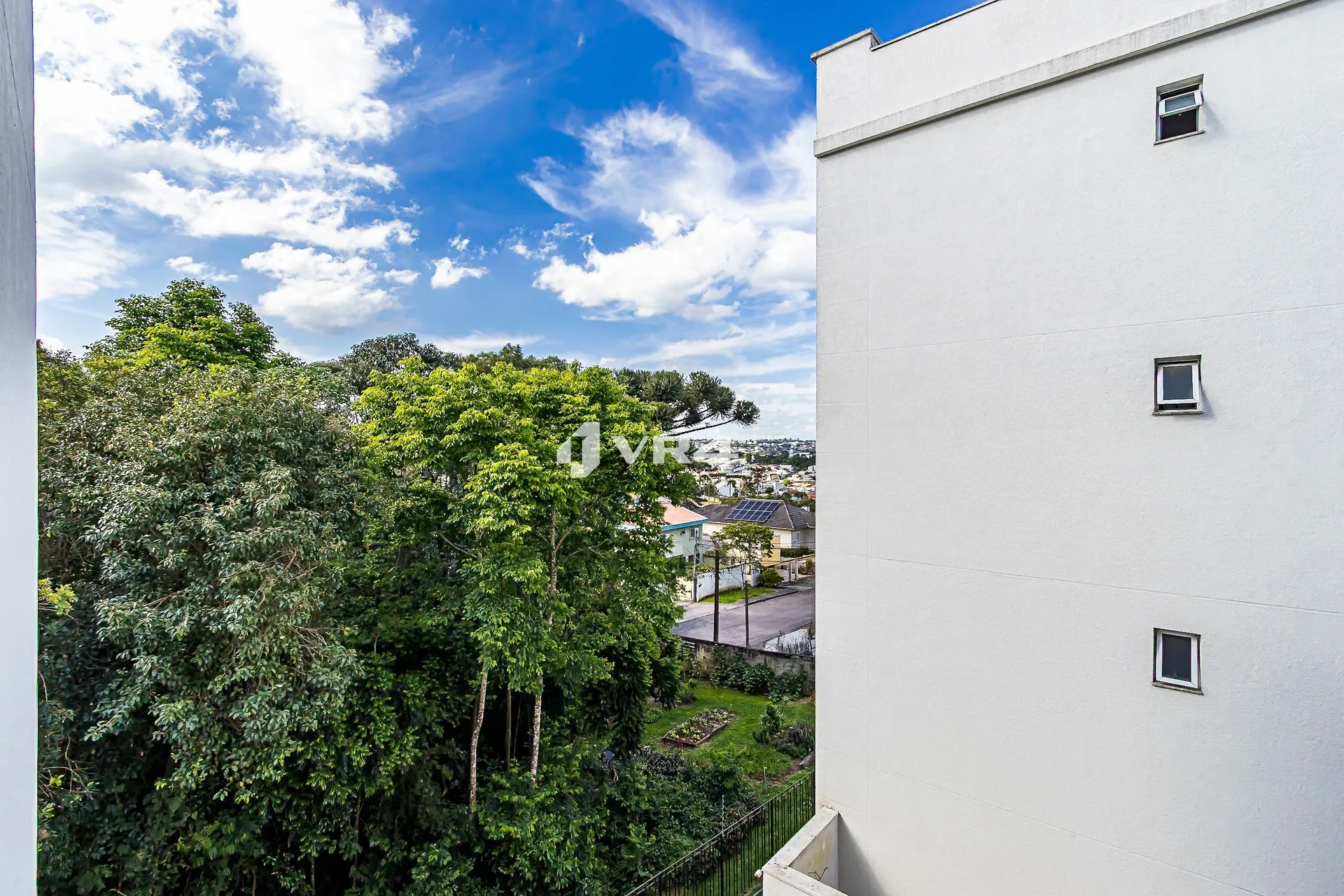 Balcony with a grill in a 2-bedroom apartment, 70 m² — photo 24