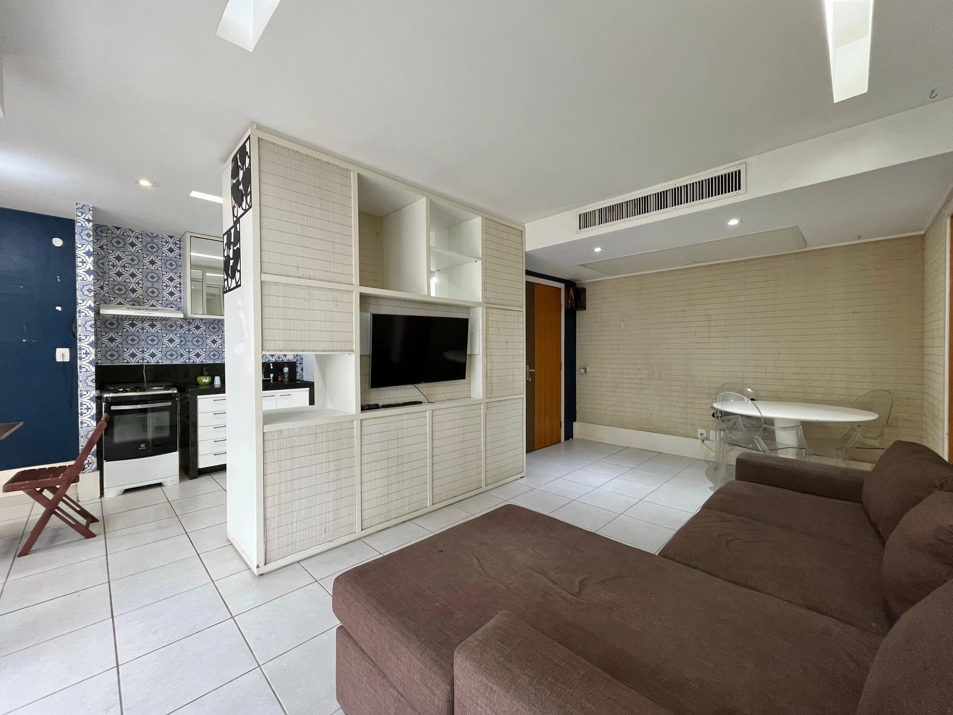 One-bedroom apartment with a washing machine — photo 2