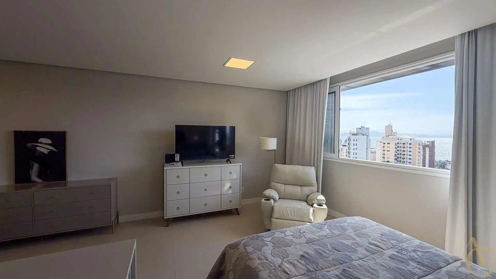 Furnished studio with glassed-in balcony and storage — photo 20