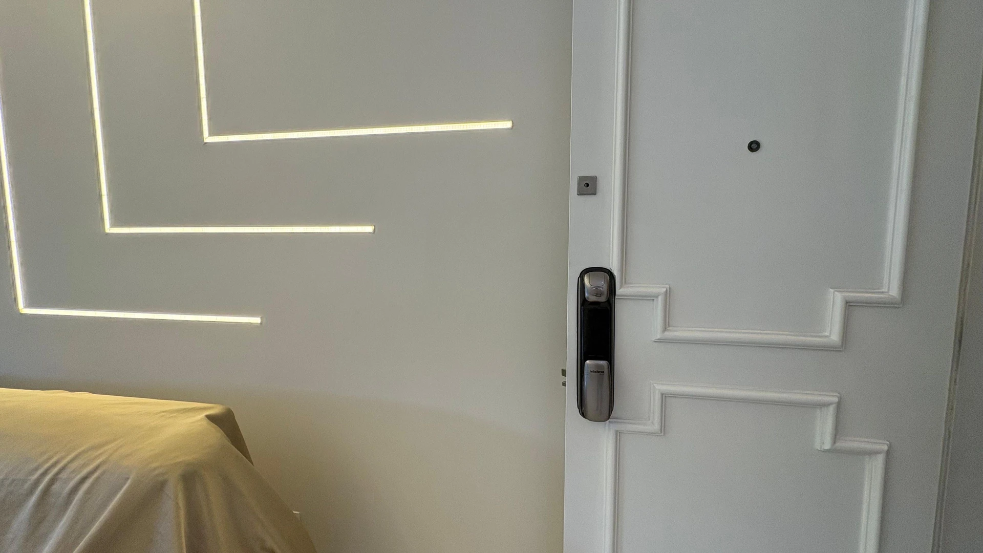 Glass-enclosed balcony in a 3-bedroom apartment, 120 m² — photo 32
