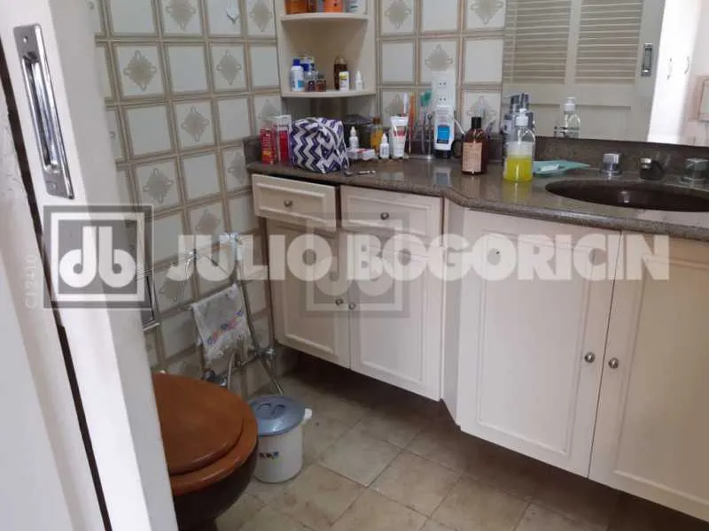 3-bedroom apartment with a mountain view in Rio de Janeiro — photo 18