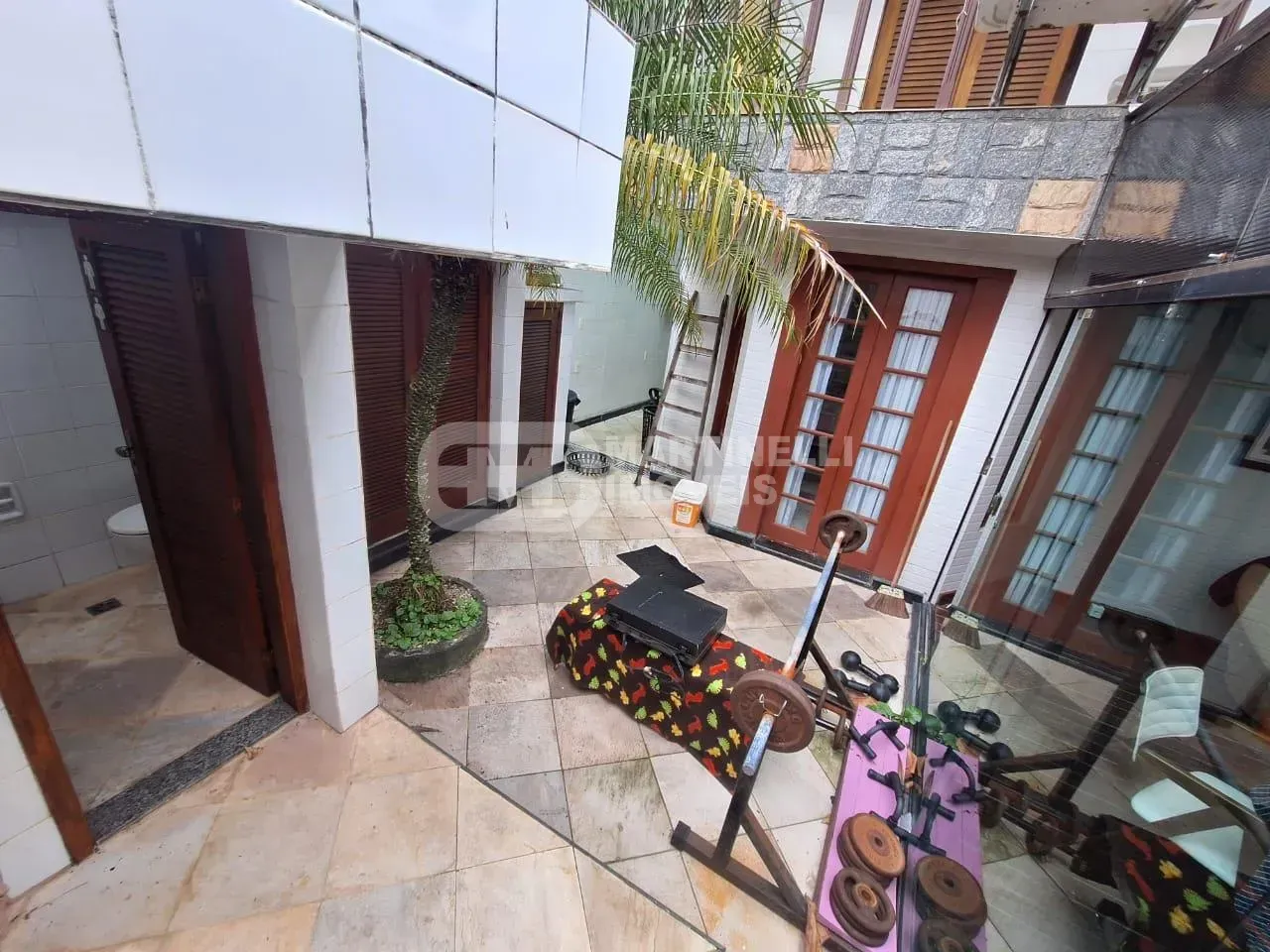 House with 5 bedrooms, all suites, plus shared pool — photo 9