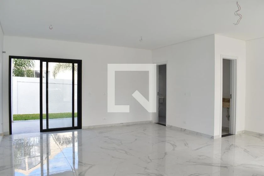 Unfurnished house with 3 en-suite bedrooms and private garden