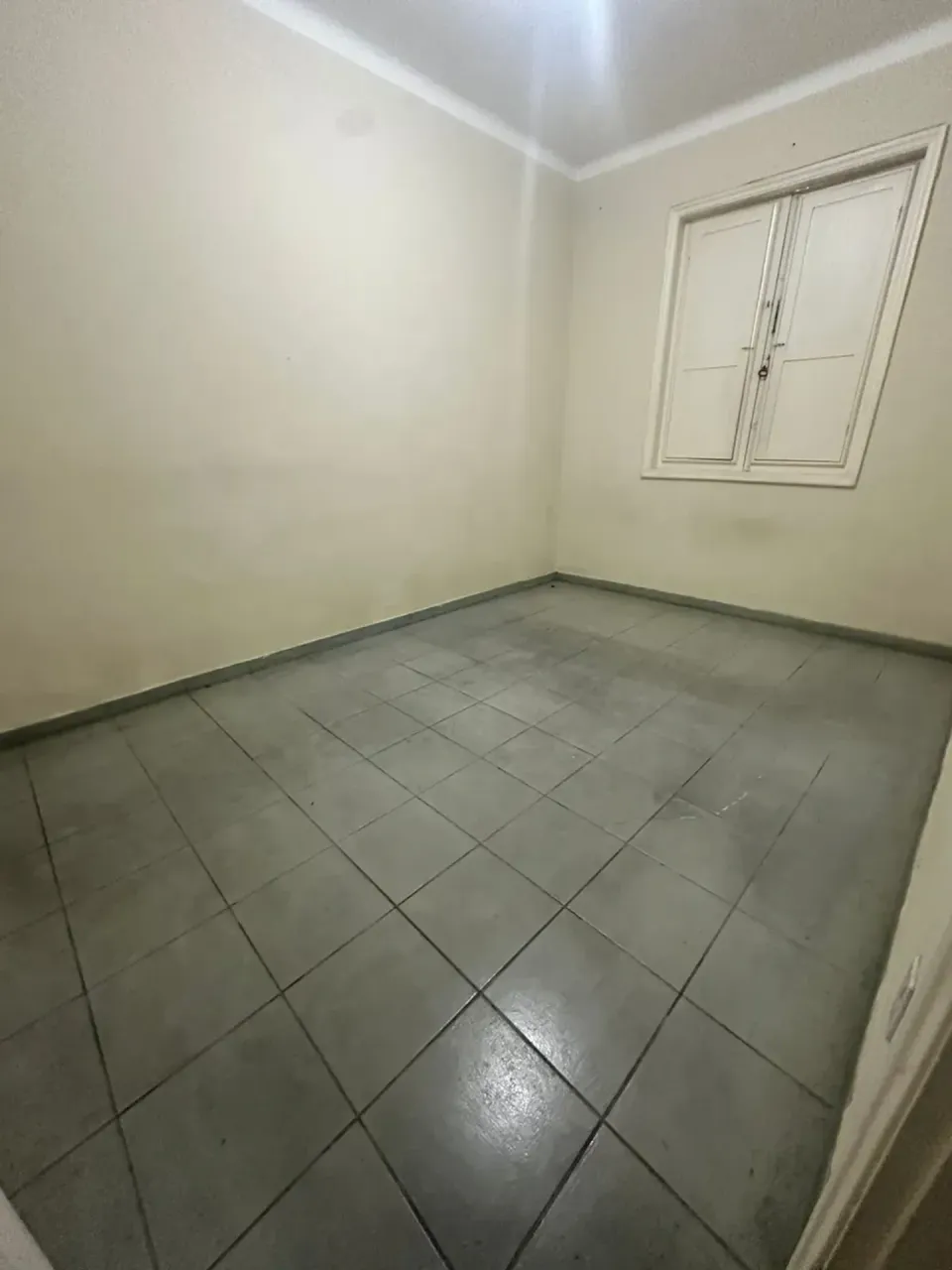 Unfurnished 1-bedroom with an electric shower in the bath