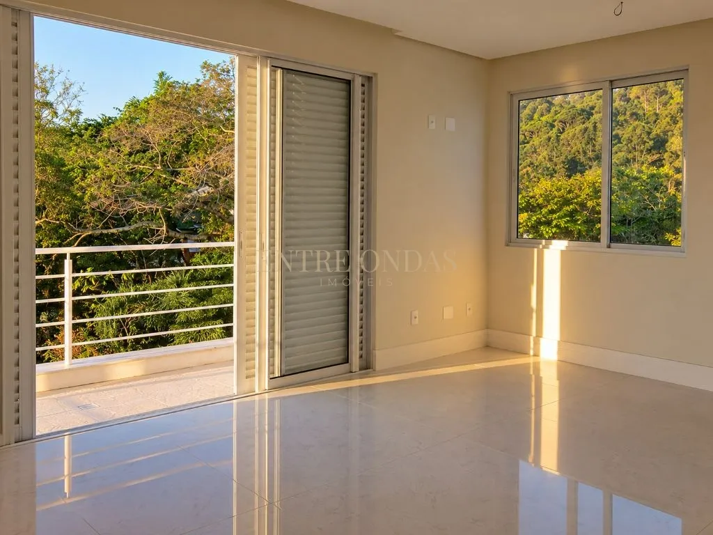 718 m² house with a water view and floor-to-ceiling windows — photo 18