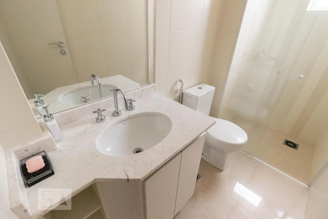 Bathtub in a 4-bedroom apartment, 255 m² — photo 47