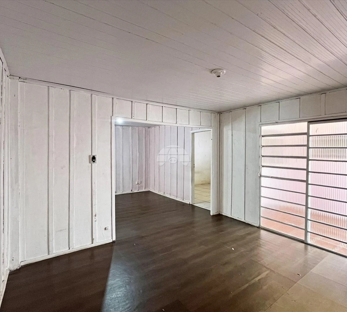 2-bedroom house with wood or laminate floors in Curitiba — photo 9