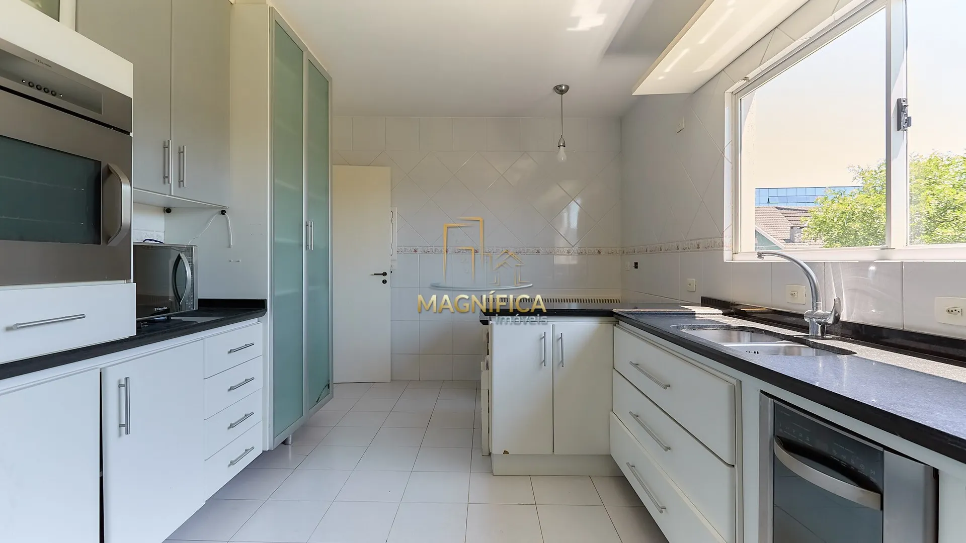 House with 4 bedrooms and 3 en-suite suites, 4 parking spaces — photo 22