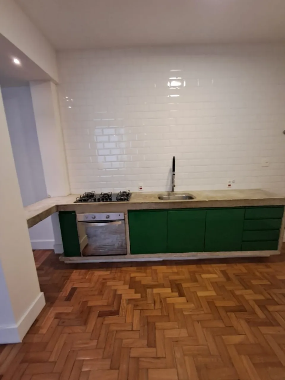 Деревянный пол или ламинат и 3 спальни: квартира 144 м² — photo 2