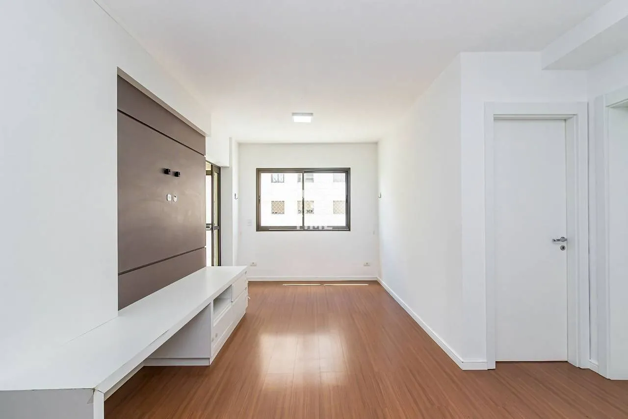 Wood or laminate floors in a 3-bedroom apartment, 78 m² — photo 4