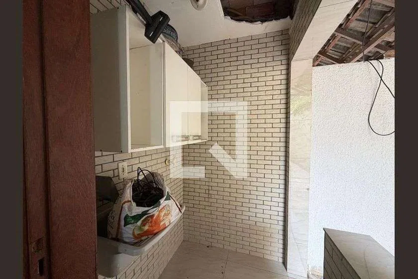 Balcony with a grill in a one-bedroom house, 75 m² — photo 21