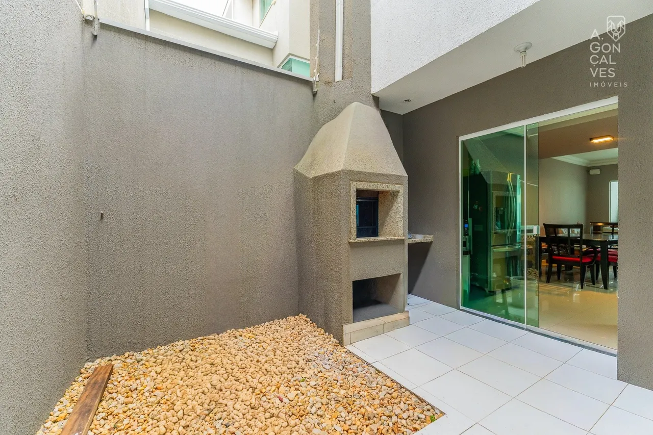 House with 3 bedrooms and a closed kitchen with gas stove — photo 2