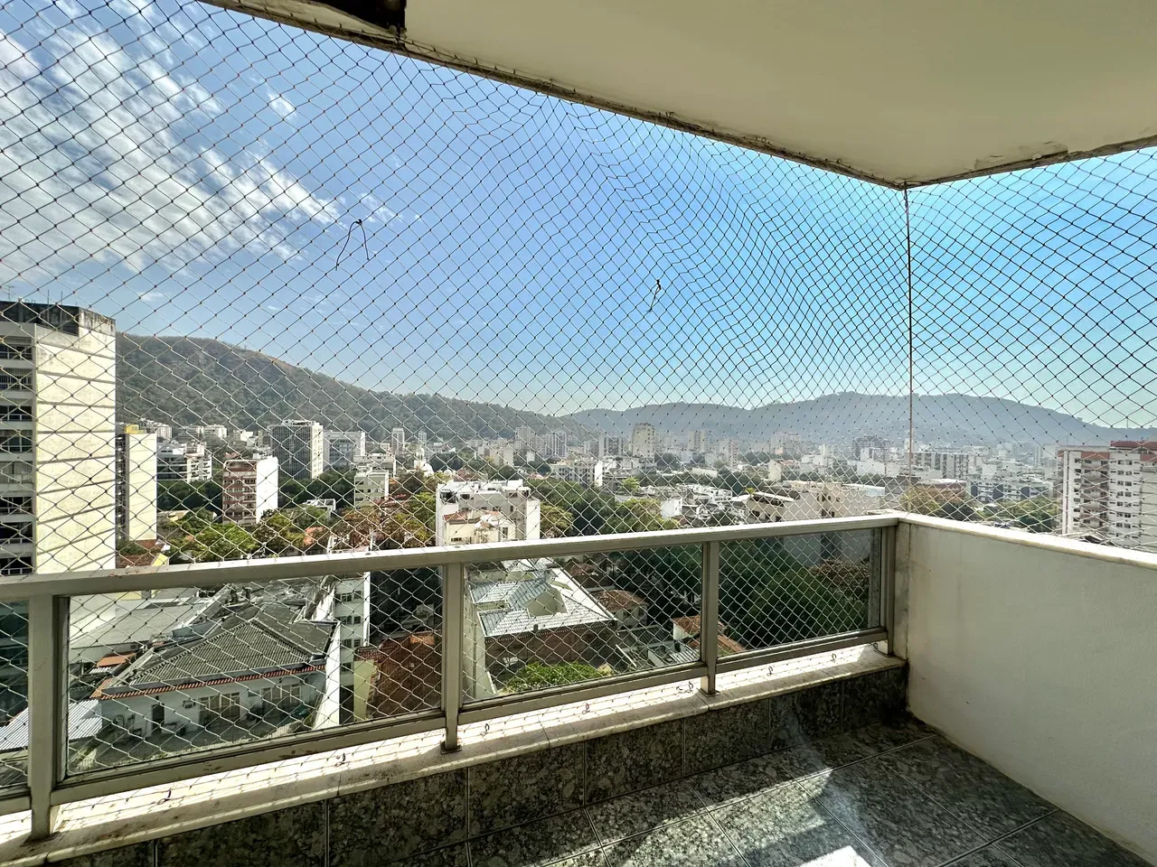 4-bedroom apartment with a mountain view — photo 4
