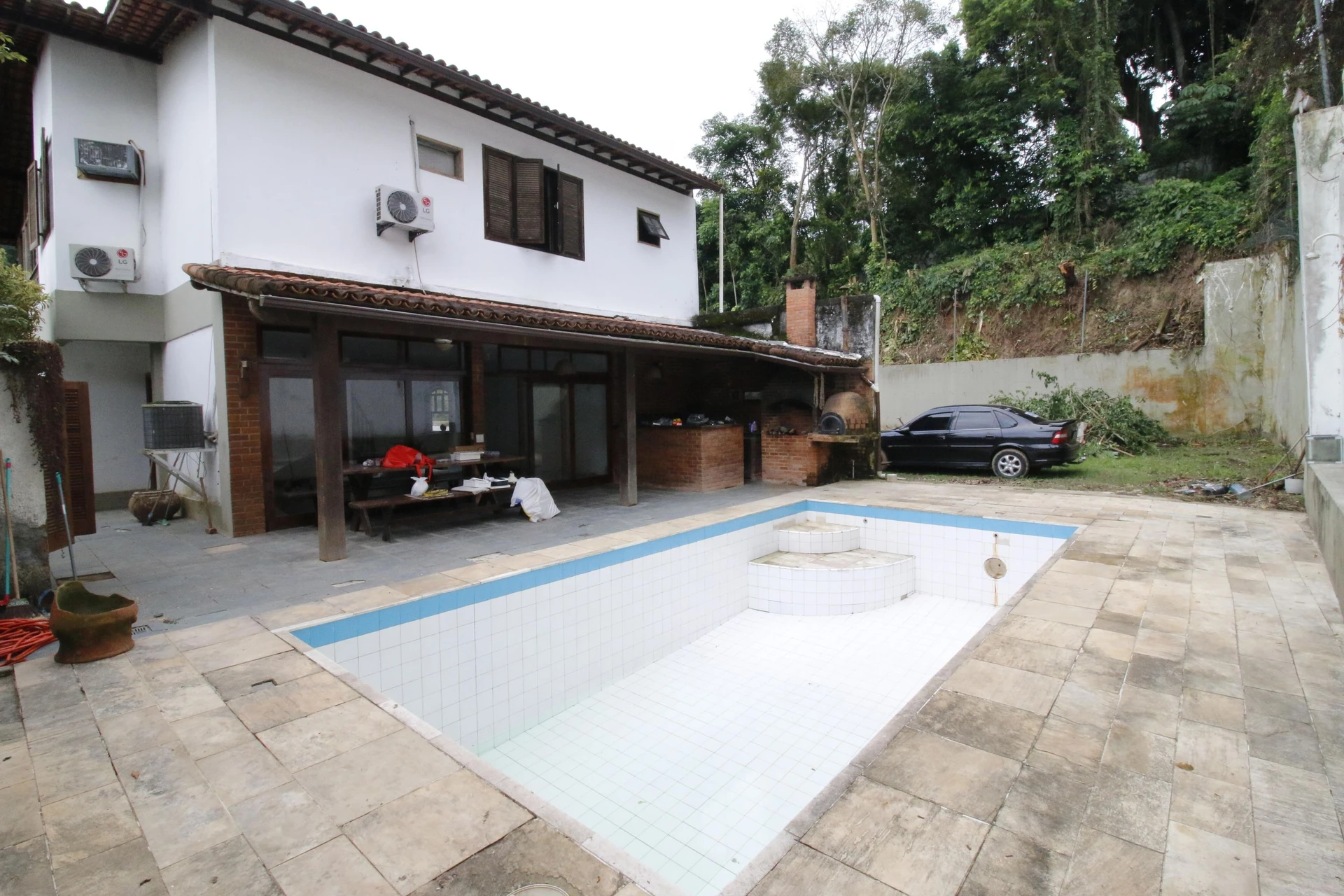 500 m² house with floor-to-ceiling windows and a bathtub — photo 19