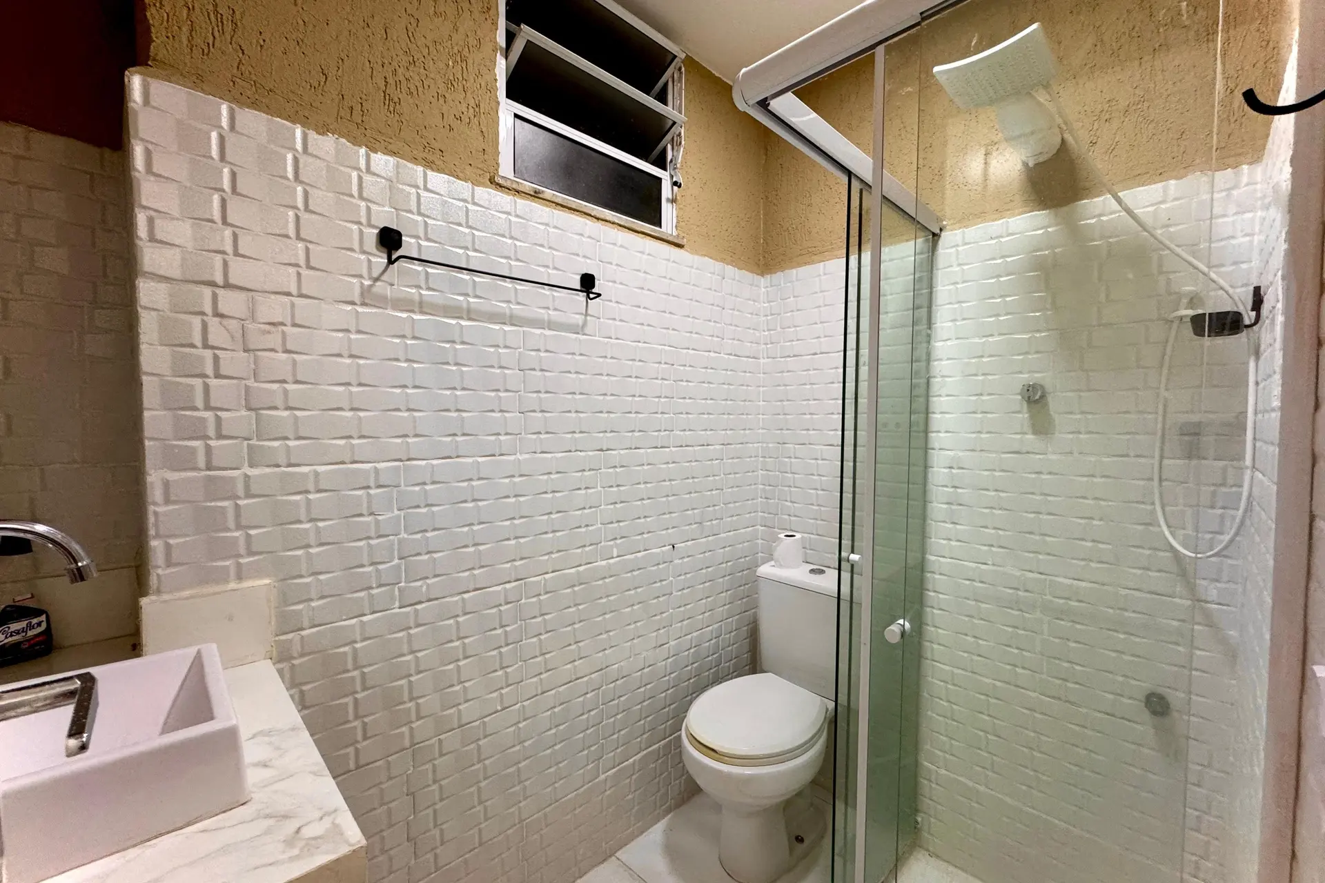 Furnished 1-bedroom apartment with pet-friendly policy — photo 9