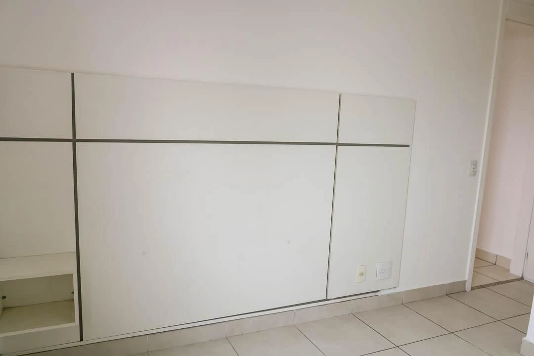 Balcony with a grill in a 2-bedroom apartment, 60 m² — photo 32
