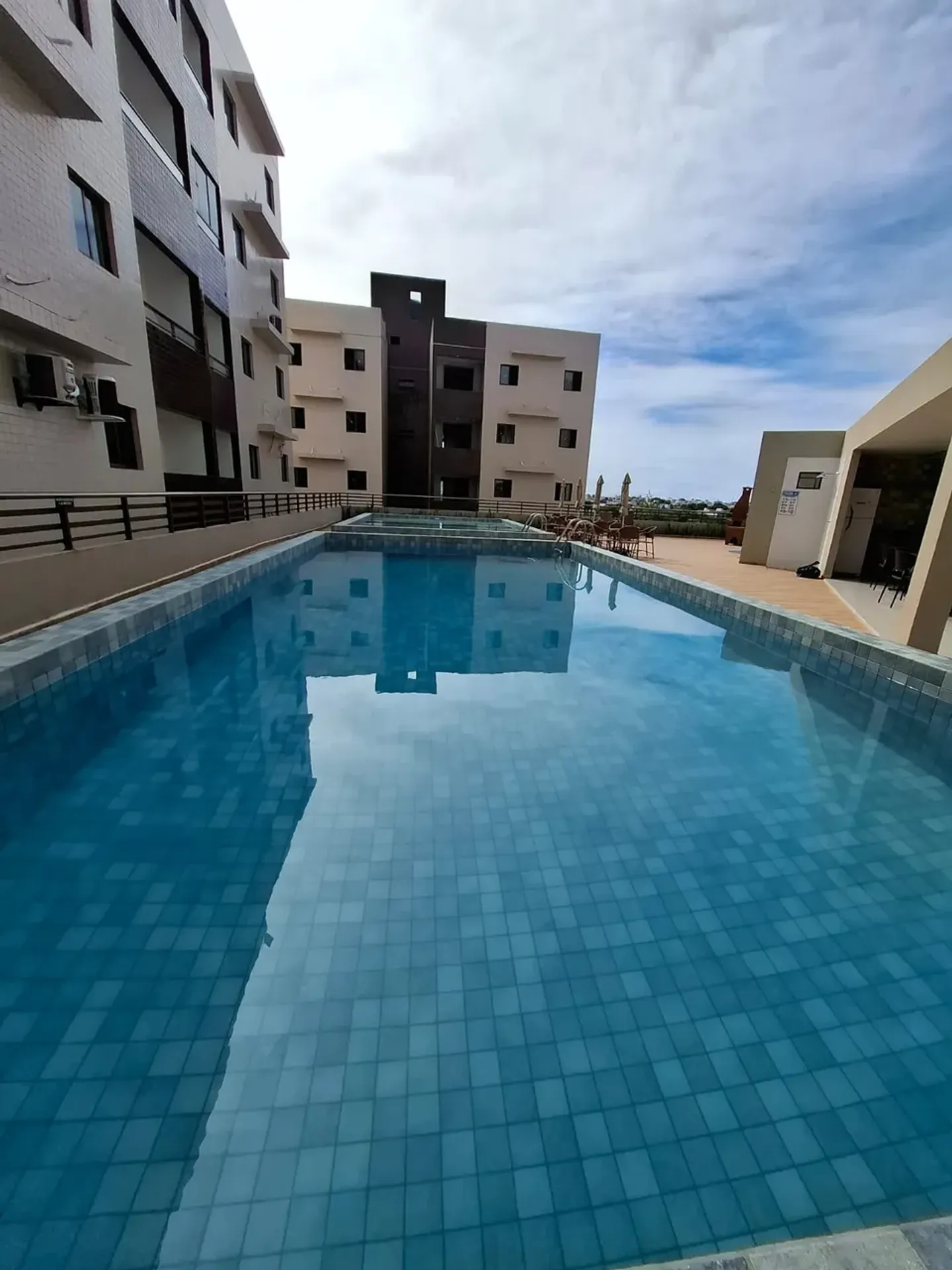 Балкон с грилем и 2 спальни: квартира 50 м²