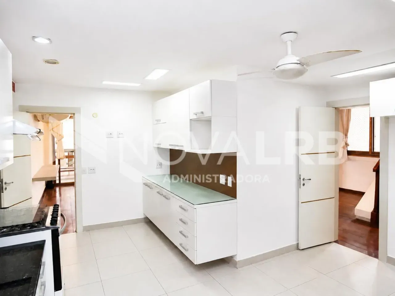 4-bedroom apartment with enclosed glass balcony — photo 69
