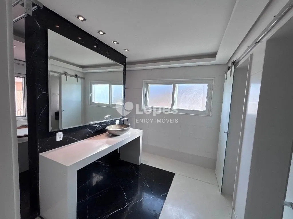 Unfurnished house with 7 bedrooms and 10 bathrooms — photo 17