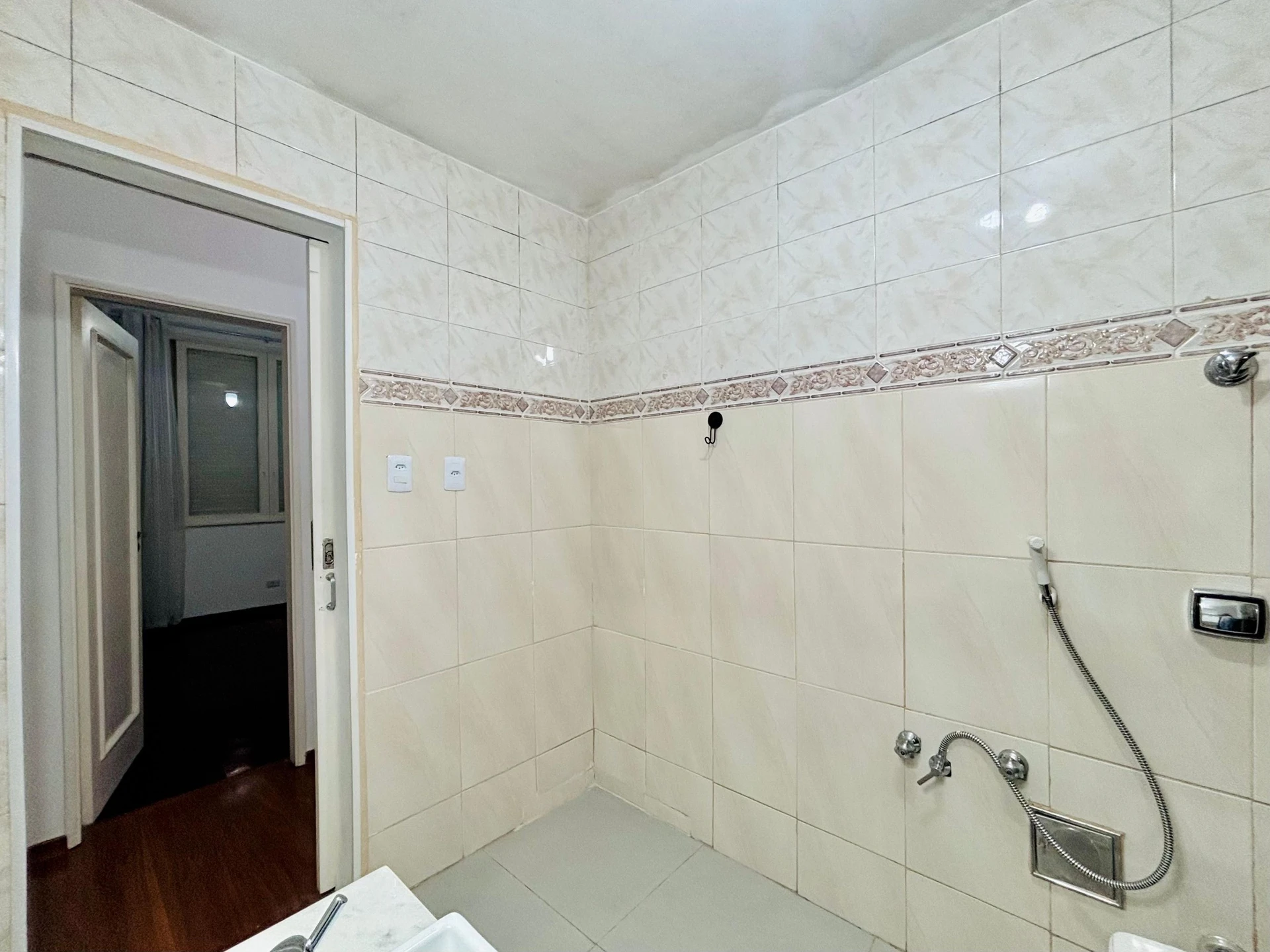 Wood or laminate floors in a 3-bedroom apartment, 110 m² — photo 22