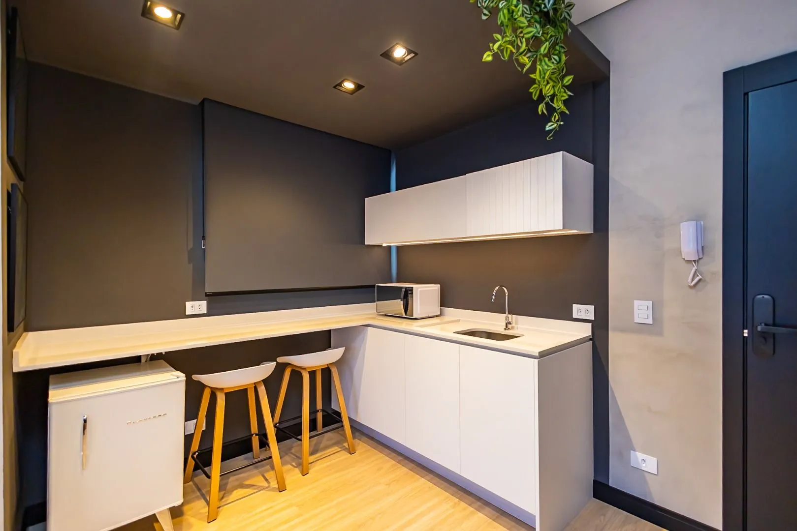 Furnished apartment, 78 m², with a glass-enclosed balcony — photo 47