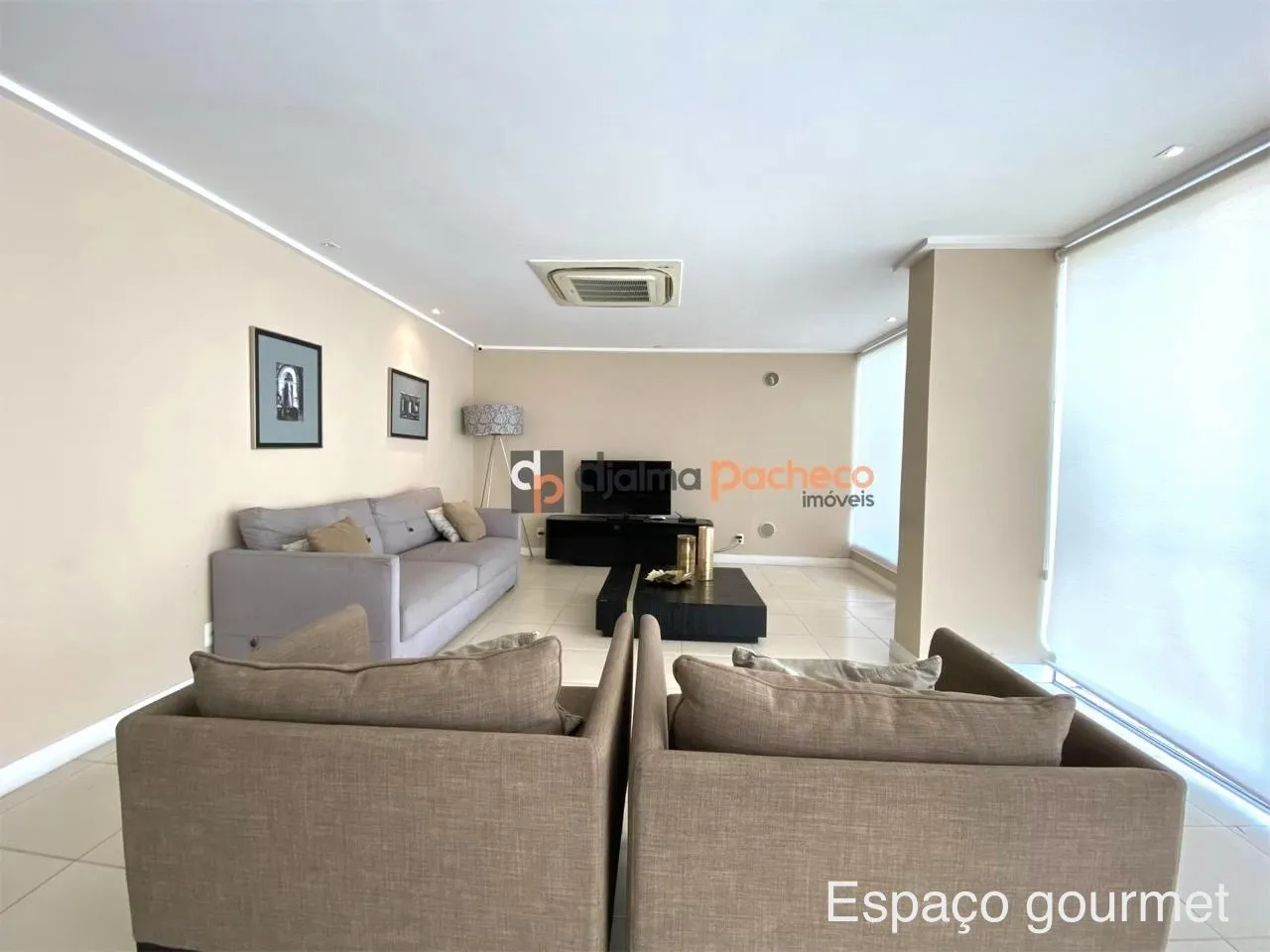 Balcony with a grill in a 2-bedroom apartment, 69 m² — photo 29