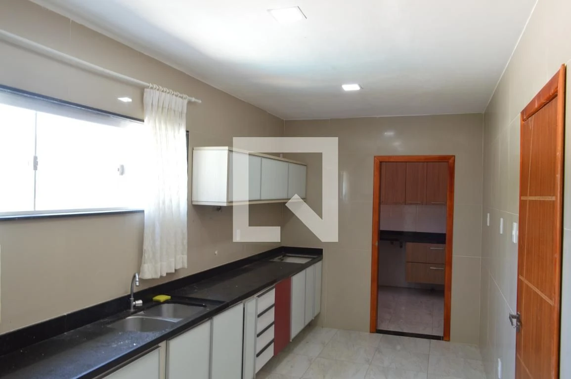 Casa de 3 quartos com janelas do piso ao teto — photo 25