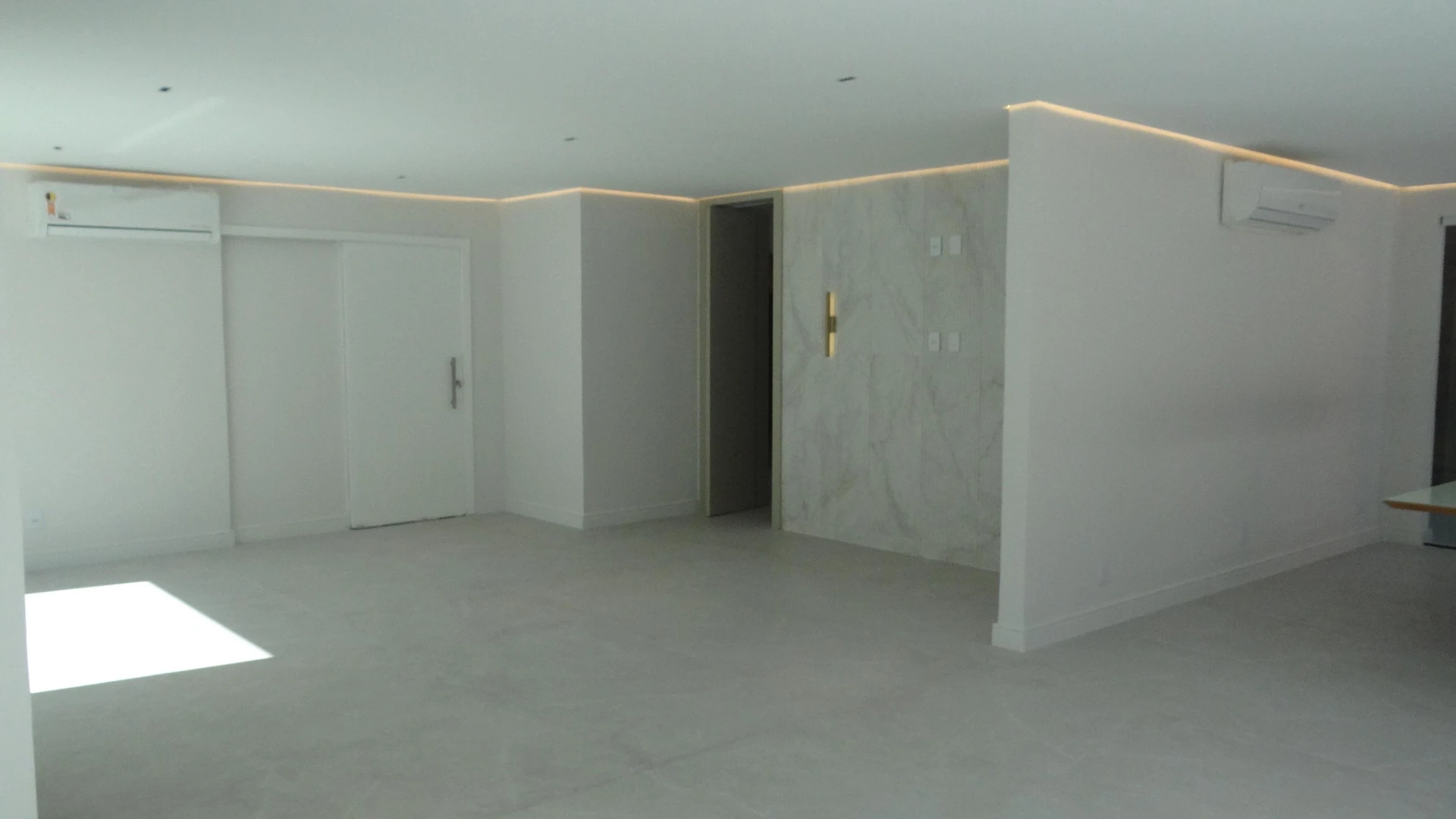 Casa de 384 m² com janelas do piso ao teto e varanda gourmet — photo 86